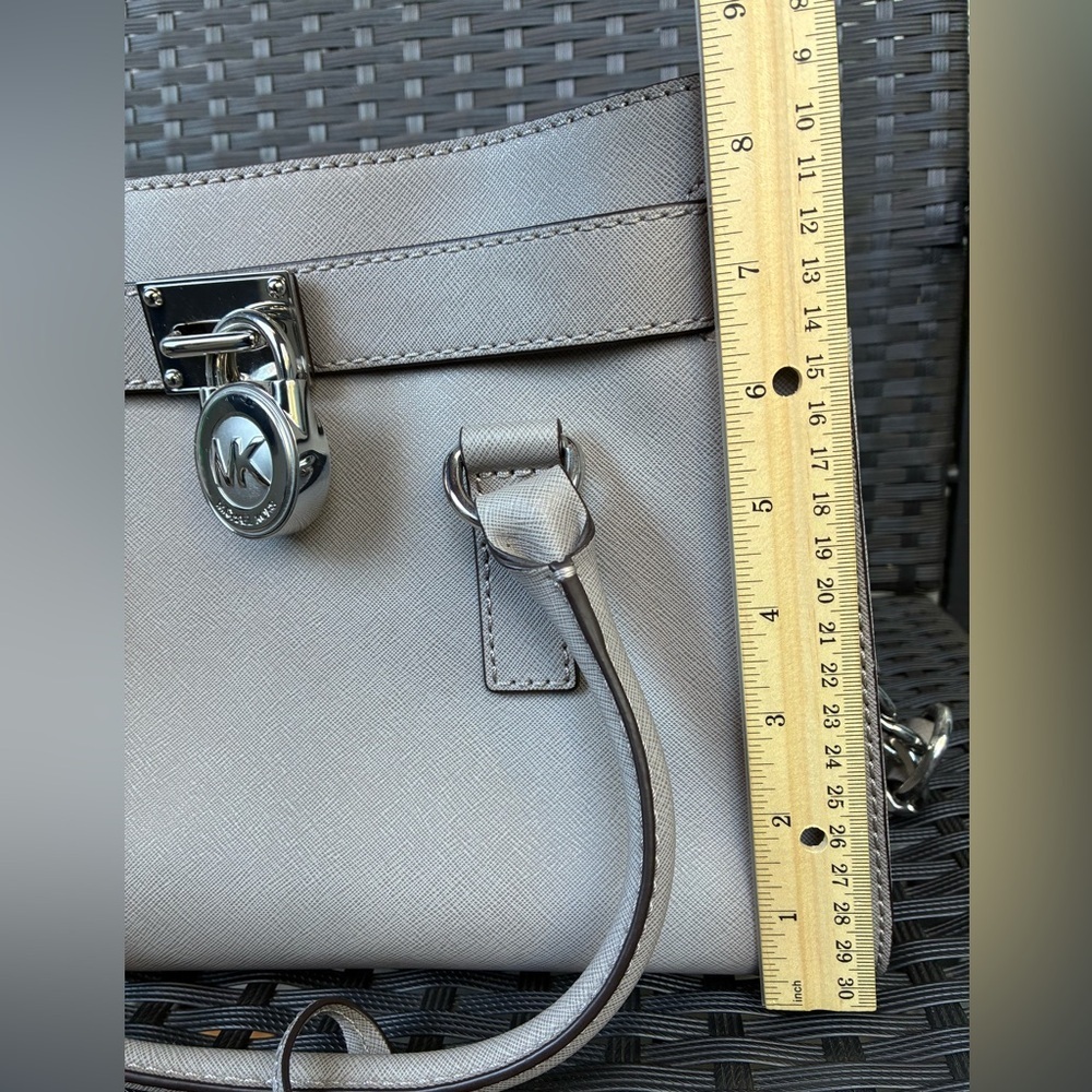 MICHAEL KORS BAG,Michael Kors Light Gray Shoulder Bag. - Picture 4 of 16